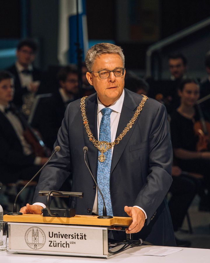Rektor Prof. Dr. Michael Schaepman begrüsst die Gäste und eröffnet den Festakt.